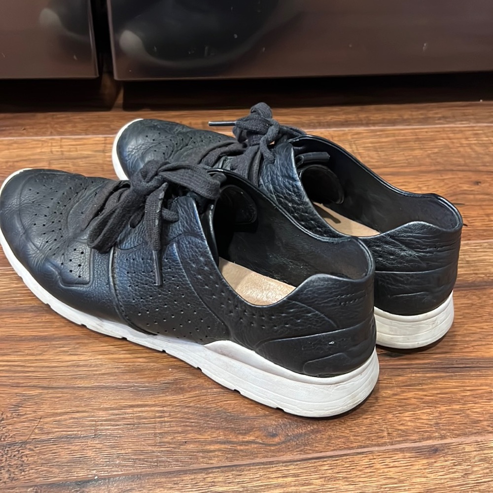 UGG Black Leather Tredlites